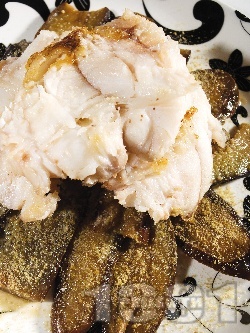 Пържена бяла риба мерлуза на тиган с патладжани - снимка на рецептата